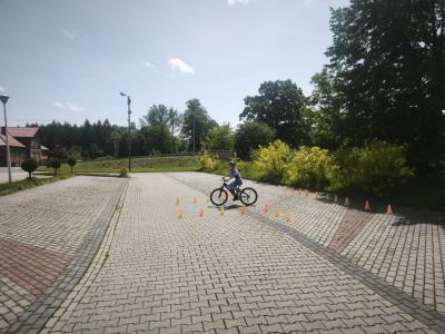 Uczeń na trasie przejazdu podczas egzaminu praktycznego na kartę rowerową.