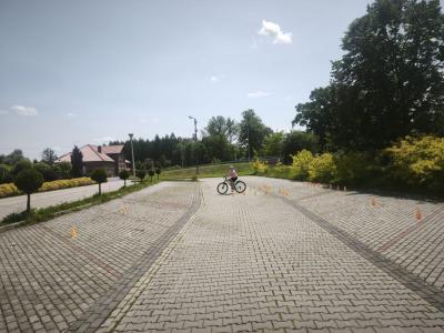 Uczeń na trasie przejazdu podczas egzaminu praktycznego na kartę rowerową.