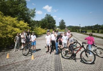 Uczestnicy egzamonu na kartę rowerową czekają na przejazd egzaminacyjny. Uczestnicy egzamonu na kartę rowerową czekają na przejazd egzaminacyjny.