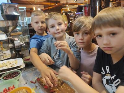 Dzieci ozdabiają czekoladę w czasie warsztatów