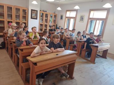 uczestnicy wycieczki przed Szkołą Ludowa w Żarnowcu
