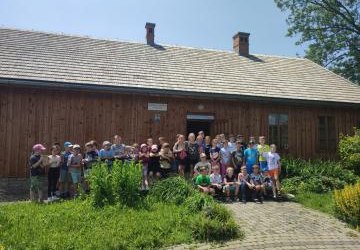 Grupa uczniów pozuje do zdjęcia przed szkołą w Żarnowcu. Grupa uczniów pozuje do zdjęcia przed szkołą w Żarnowcu.