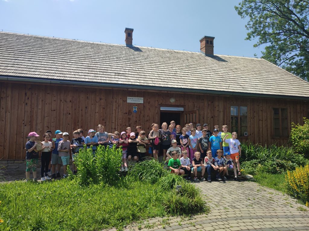 Grupa uczniów pozuje do zdjęcia przed szkołą w Żarnowcu. Grupa uczniów pozuje do zdjęcia przed szkołą w Żarnowcu.