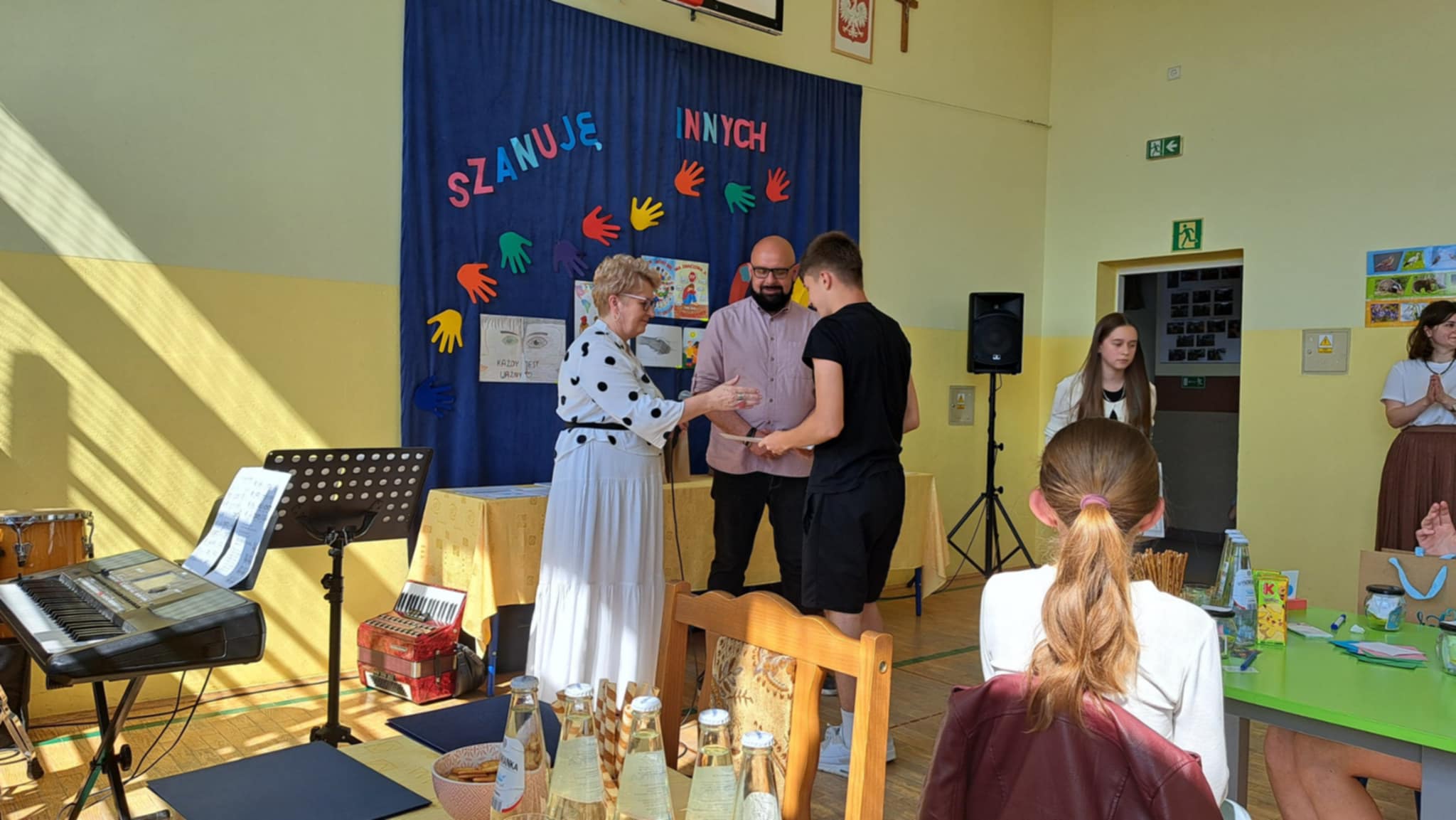 Kacper odbiera dyplom i nagrody w konkursie z rąk Pani Dyrektor i nauczyciela geografii Kacper odbiera dyplom i nagrody w konkursie z rąk Pani Dyrektor i nauczyciela geografii