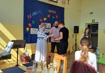 Kacper odbiera dyplom i nagrody w konkursie z rąk Pani Dyrektor i nauczyciela geografii Kacper odbiera dyplom i nagrody w konkursie z rąk Pani Dyrektor i nauczyciela geografii