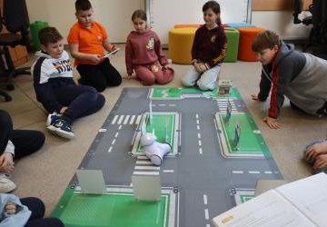 Uczniowie uczestniczący zajęciach sztucznej inteligencji. Uczniowie uczestniczący zajęciach sztucznej inteligencji.