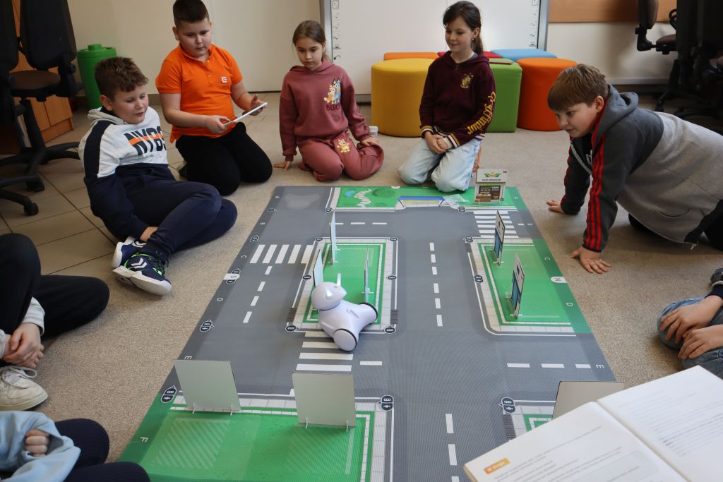 Uczniowie uczestniczący zajęciach sztucznej inteligencji. Uczniowie uczestniczący zajęciach sztucznej inteligencji.