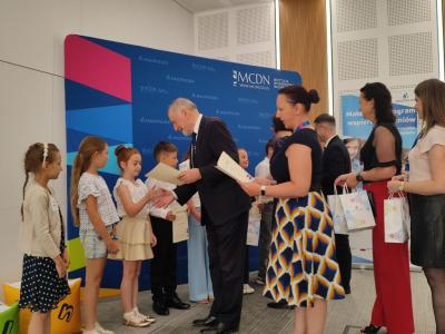 prof. Jan Tadeusz Duda wręcza nagrody uczniom