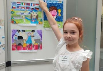 Izabela Rembiasz prezentujaca swoja pracę Izabela Rembiasz prezentujaca swoja pracę