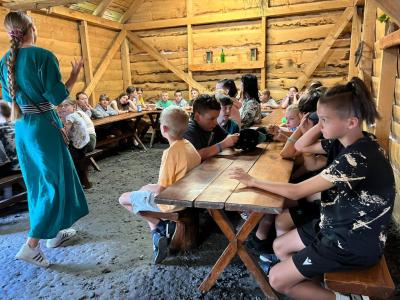 uczniowie podczas warsztatów z gliny
