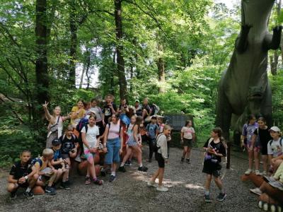 dzieci pozują w Parku Dinozaurów w Zatorze