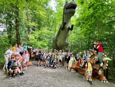dzieci pozują w Parku Dinozaurów.