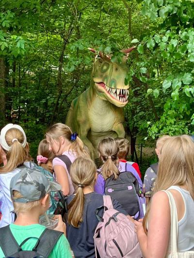 dzieci pozują w Parku Dinozaurów w Zatorze