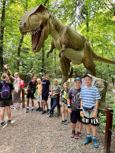 dzieci pozują w Parku Dinozaurów