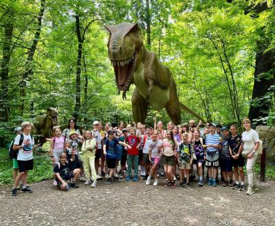 dzieci pozują w Parku Dinozaurów w Zatorze.
