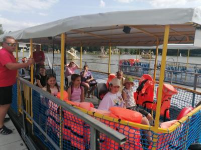 dzieci płyną Tramwajem wodnym w Parku Mitologii