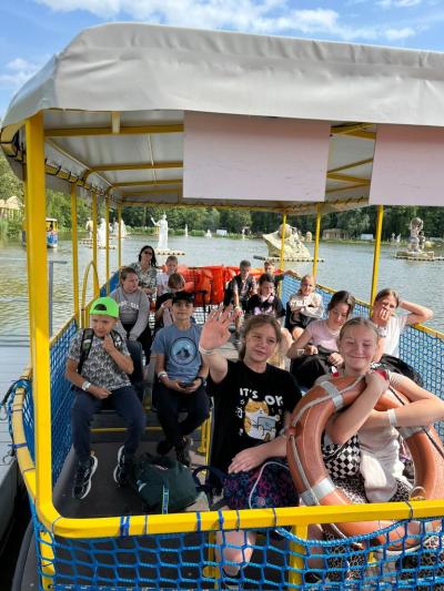dzieci płyną Tramwajem wodnym w Parku Mitologii