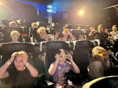 Dzieci siedzą w kinie 5D oczekując na film
