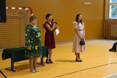 Przemawiająca Pani dyrektor Agnieszka Kapusta wraz z wychowawcami klas
