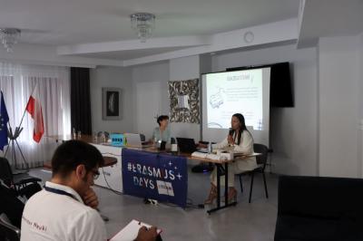 Konferencja STEAM - koordynator prezentuje działałania