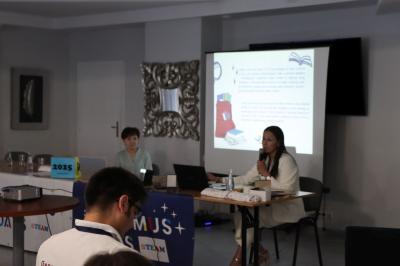 Konferencja STEAM - koordynator prezentuje działania projektowe