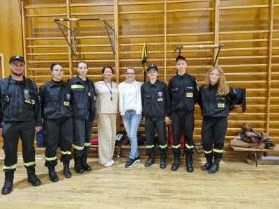 Młodzieżowa druzyna OSP wraz z wychowawcami