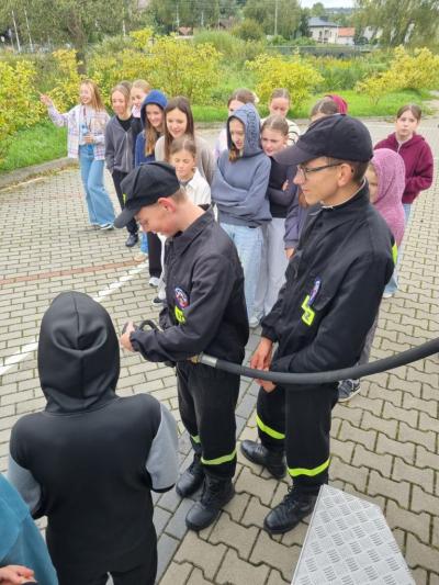 Młodzieżowa drużyna OSP prowadzi zajęcia ratownicze