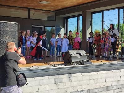 Dzieci z Gminnego Przedszkola w czasie występu