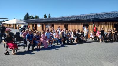 Publiczność przed sceną w czasie występow.