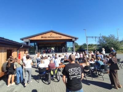Uczestnicy II Jarmarku zebrani przes sceną