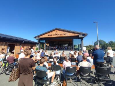 Uczestnicy II Jarmarku zebrani przes sceną