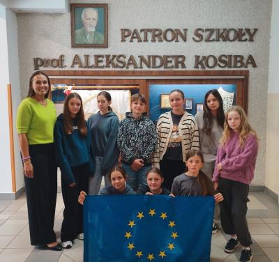 Zdjęcie grupowe -członkowie Klubu Europejskiego wraz z opiekunem