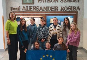 Zdjęcie grupowe -członkowie Klubu Europejskiego wraz z opiekunem Zdjęcie grupowe -członkowie Klubu Europejskiego wraz z opiekunem