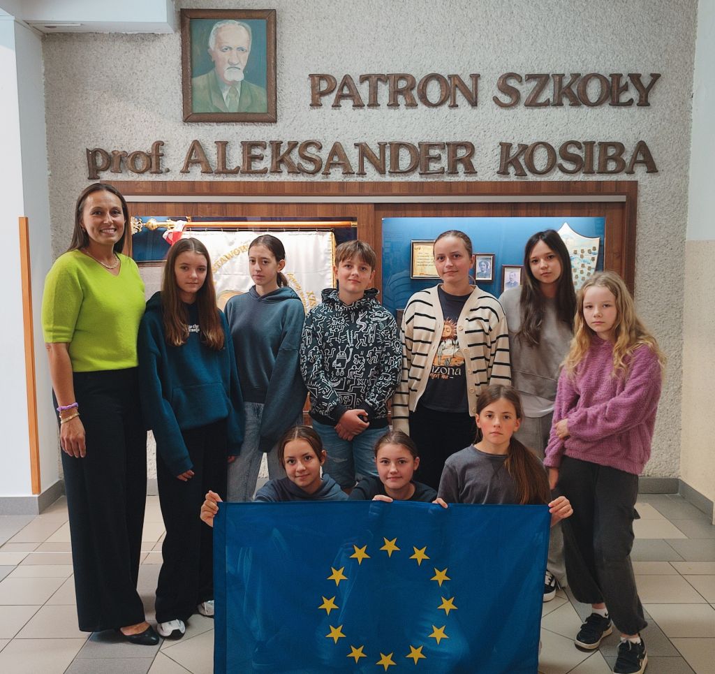 Zdjęcie grupowe -członkowie Klubu Europejskiego wraz z opiekunem