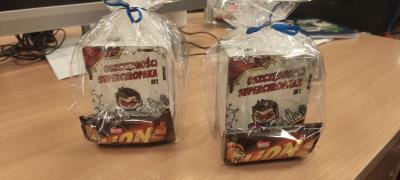 Upominki - skarbonki + batonik