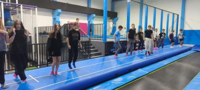 Rozgrzewka w parku trampolin