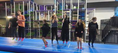 Rozgrzewka w parku trampolin