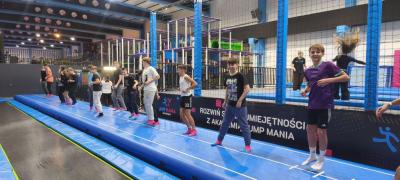 Rozgrzewka w parku trampolin
