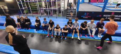 Rozgrzewka w parku trampolin