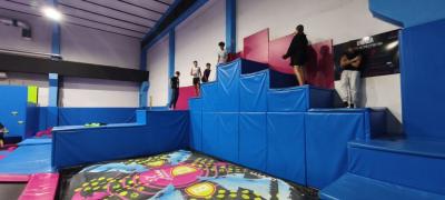 Zabawa w parku trampolin