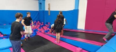 Zabawa w parku trampolin