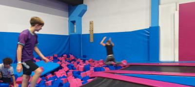 Zabawa w parku trampolin