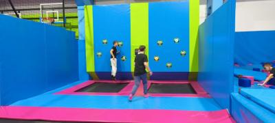 Zabawa w parku trampolin