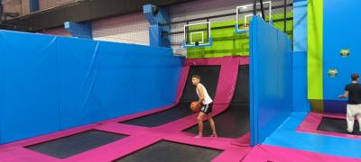 Zabawa w parku trampolin