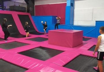 Zabawa w parku trampolin Zabawa w parku trampolin