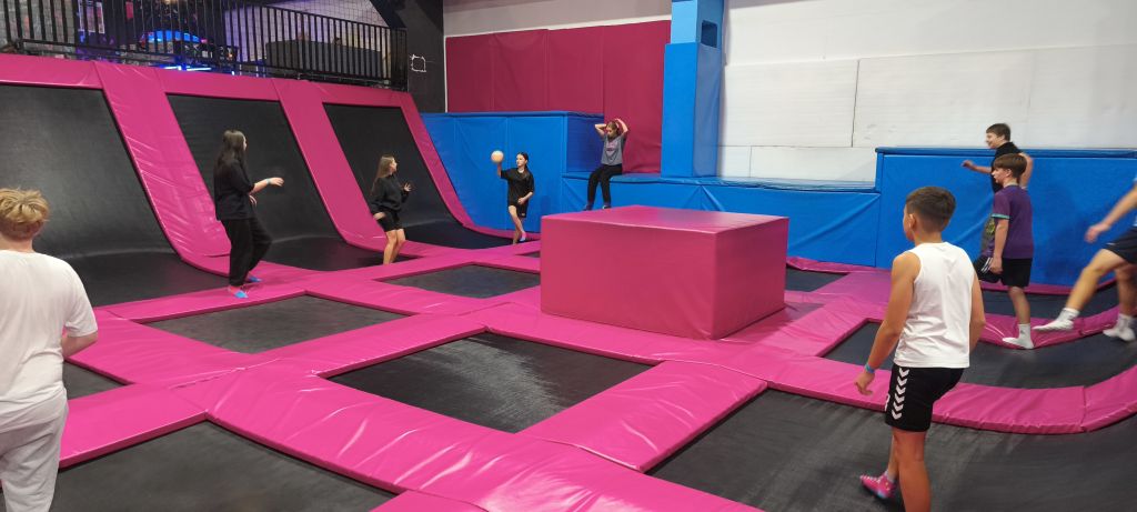 Zabawa w parku trampolin