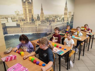 Uczniowie eksperymetujący z klockami Korbo