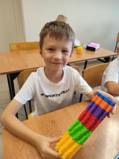 Uczniowie eksperymetujący z klockami Korbo