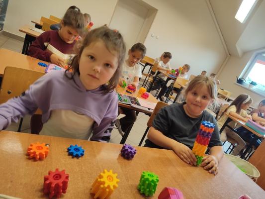 Uczniowie eksperymetujący z klockami Korbo