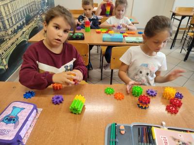 Uczniowie eksperymetujący z klockami Korbo